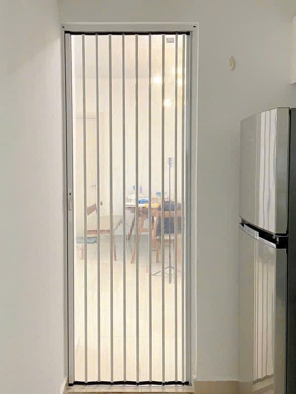 CỬA XẾP LÁ NHỰA TRONG 1