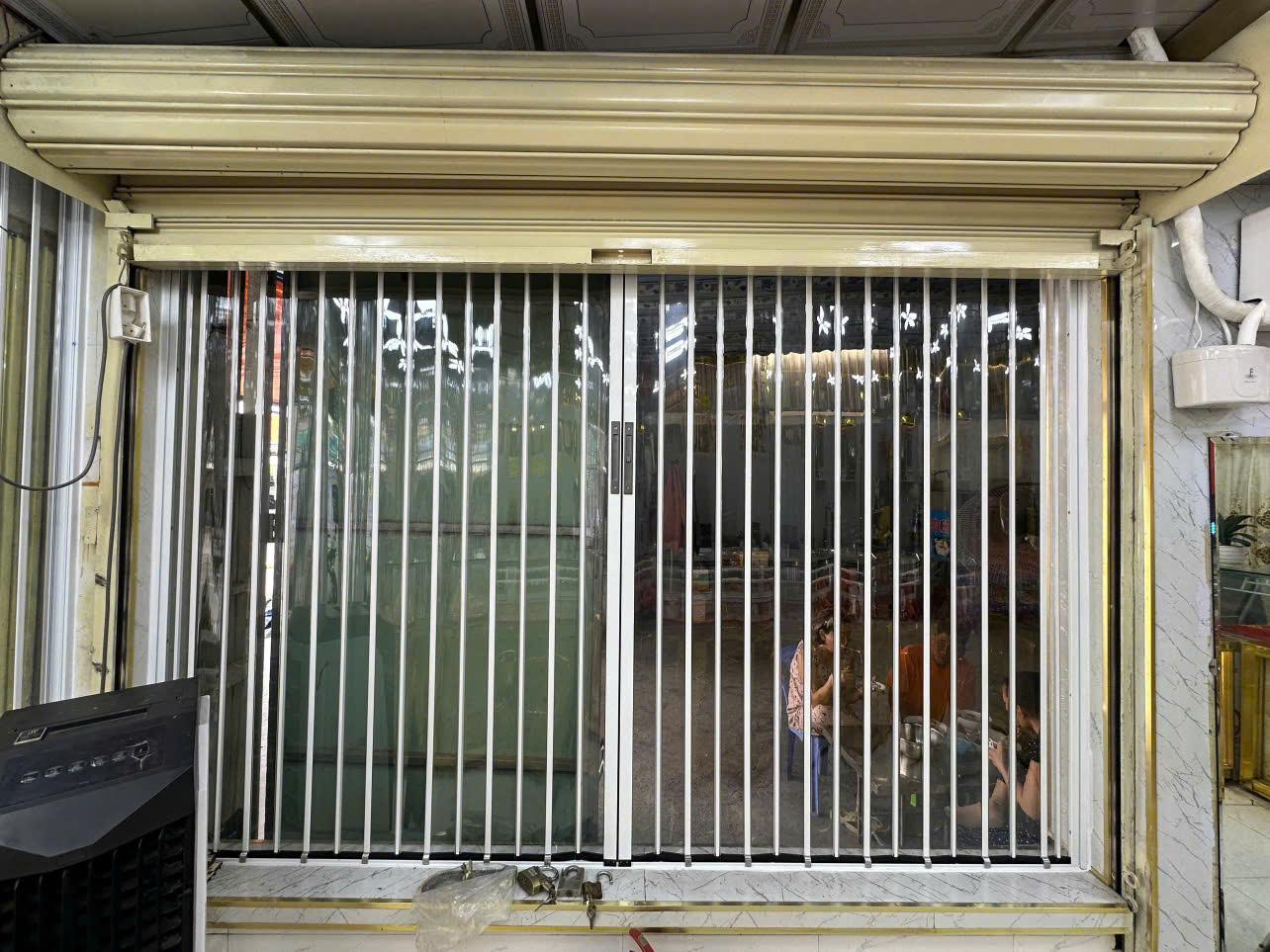 CỬA XẾP LÁ NHỰA TRONG SUỐT POLYCARBONAT 4