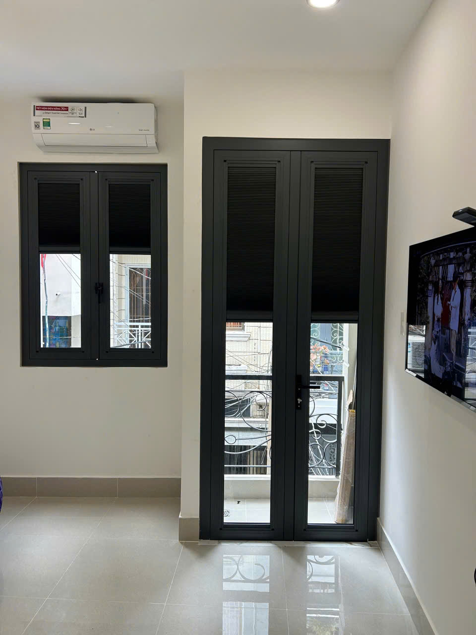 RÈM TỔ ONG TRÊN KÍNH 3